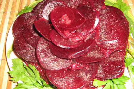 Фото к рецепту: Тёплый салат из свеклы"чёрная роза"