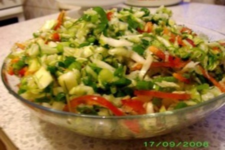 Салат витаминный с капустой