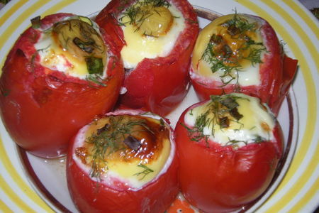 Фото к рецепту: Глазунья в помидорах