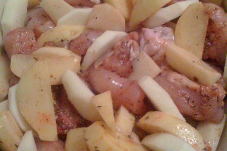 Фото к рецепту: Запеченая курица с картошкой и яблоками