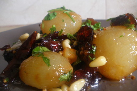 Фото к рецепту: Маленькие луковички, в вине, чесноке  и с пряностями