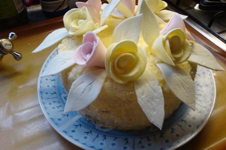 Фото к рецепту: Торт  ,, лимонная нежность с виноградным сюрпризом "