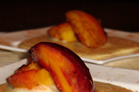 Фото к рецепту: Киршвассер-крем с карамелизированными персиками