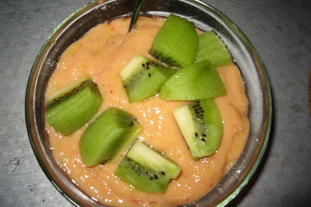 Фото к рецепту: Мусс из манго и клубники