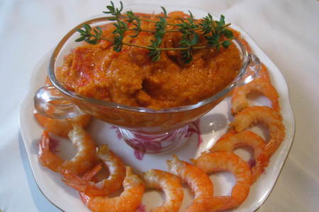 Фото к рецепту: Запеченные креветки с соусом ромеско