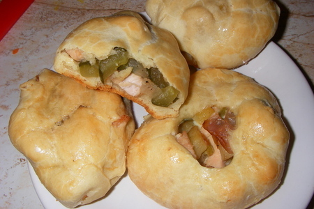 Фото к рецепту: Пирожки с курицей, картофелем и солеными огурчиками.