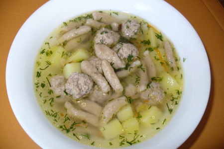 Фото к рецепту: Суп с ржаными галушками и мясными фрикадельками