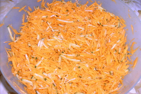 Фото к рецепту: Салат из моркови с огурцом