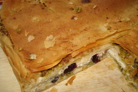Фото к рецепту: Пирог фило-ман с начинкой из рикотты, фисташек и сухих ягод