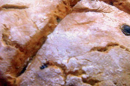 Ржаной хлеб на соде с семечками, изюмом и фисташками