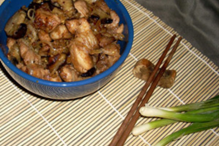 Фото к рецепту: Свинина ломтиками, жареная с луком и баклажаном