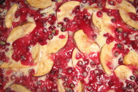 Фото к рецепту: Брусничный пирог с яблоками