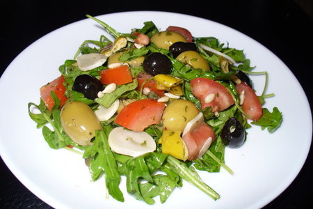 Фото к рецепту: Пикантный салат с рукколой