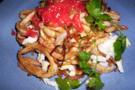 Фото к рецепту: Горячий салат из кальмаров