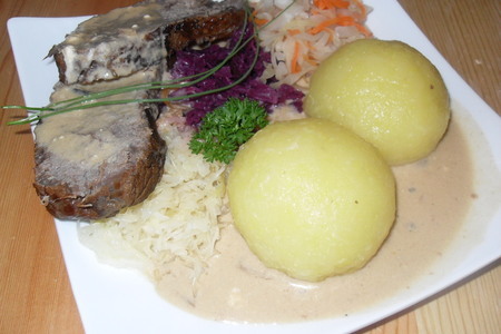 Фото к рецепту: Говядина тущеная в кислом соусе с картофельными клецками (sauerbraten mit klöße )