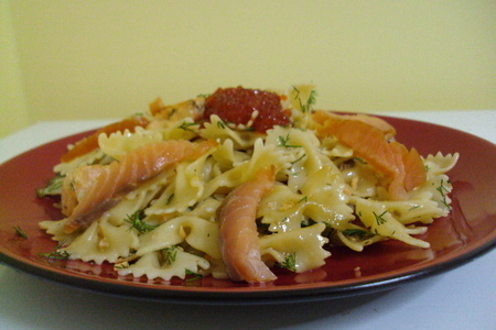 Фото к рецепту: Фарфалле(бантики) со свежим и копченым лососем