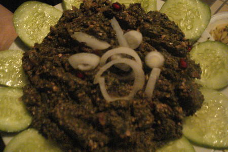 Фото к рецепту: "пхали"из листьев свёклы с орехами