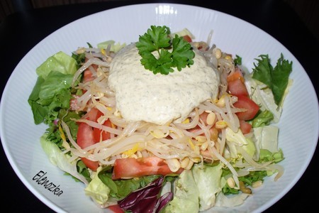 Фото к рецепту: Салат с проростками фасоли и соусом из каперсов