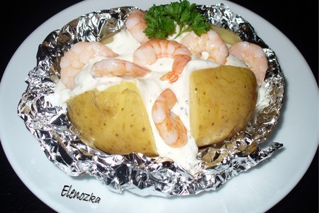 Фото к рецепту: Печеная картошка с креветками