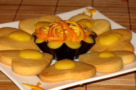 Фото к рецепту: Песочное печенье с апельсиновым кремом (ovis molis all'arancia)