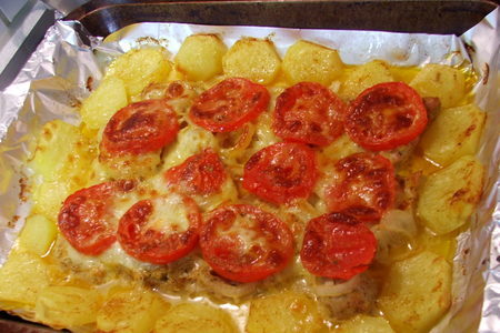 Фото к рецепту: Свинина под помидорами и моцареллой