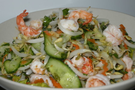 Фото к рецепту: Салат по-вьетнамски с кисло-сладкими огурчиками.
