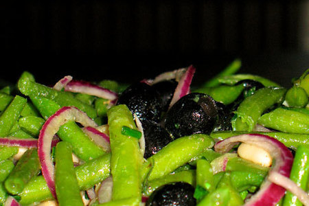 Фото к рецепту: Салат из зелёной и белой фасоли (insalata di fagioli bicolore)