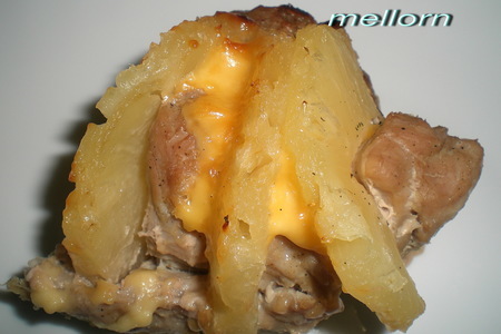 Фото к рецепту: Свинина "гармошка" с ананасом и сыром