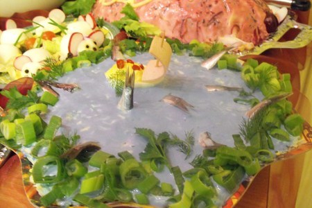 Фото к рецепту: Салат "рыбки в пруду"