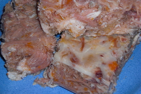 Фото к рецепту: Заливное из петуха, свиных ножек, филе говядины с луком и морковью