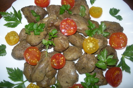Фото к рецепту: Салат с куриной печенью и помидорами черри