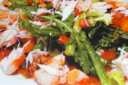 Салат из краба с овощами и томатным соусом