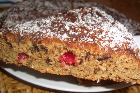 Фото к рецепту: Кофейный пирог с клюквой и шоколадом