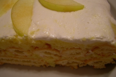 Фото к рецепту: Десерт из профитролей с двумя яблочными кремами