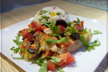 Фото к рецепту: Рыба запеченая  под помидорами с моцареллой alla caprese