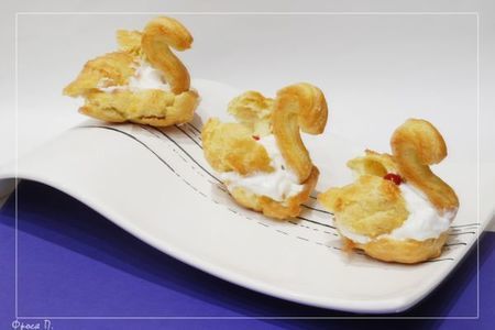 Фото к рецепту: Воздушный десерт "лебеди"