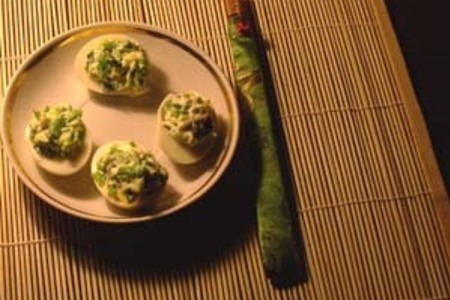 Фото к рецепту: Фаршированные зелёным луком яйца