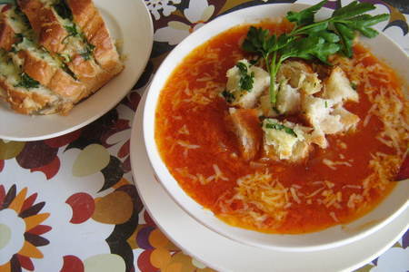 Фото к рецепту: Томатный суп с сырно-чесночными гренками.