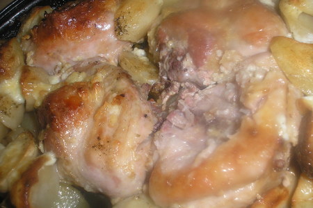 Фото к рецепту: Индюшиные хвосты запеченные с картофелем