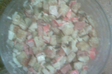 Фото к рецепту: Салат из крабовых палочек и того что было в холодильнике