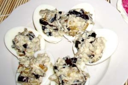 Фото к рецепту: Фаршированные баклажаном  яйца