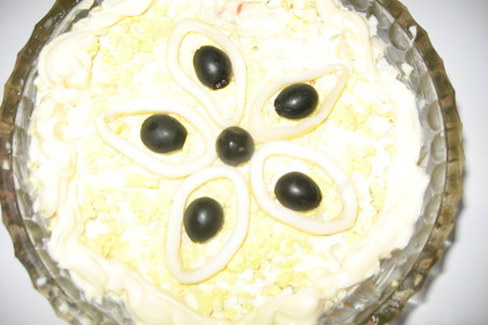 Фото к рецепту: Салат слоённый с кальмаром