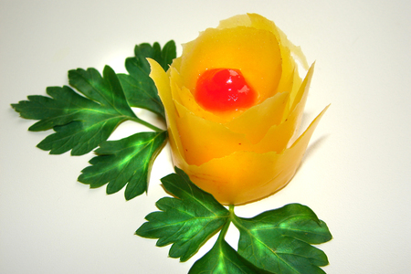 Фото к рецепту: Роза из кожуры болгарского перца