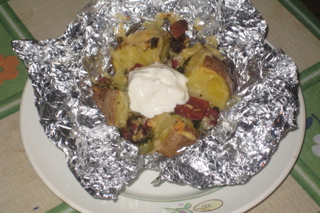 Печеный картофель, фаршированный сырокопченой колбасой, сыром, зеленью и чесноком