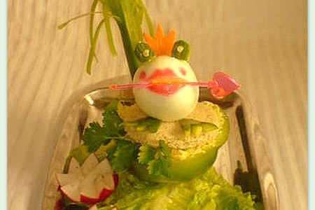 Фото к рецепту: Царевна-лягушка // оформления для салата или детской закуски.