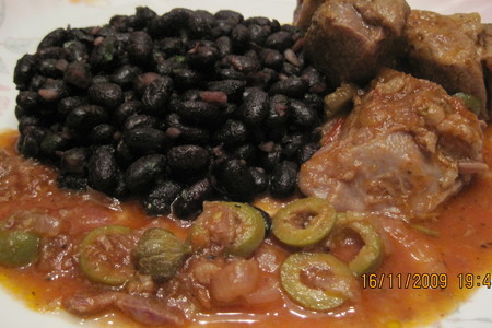 Баранина с оливками и черной фасолью