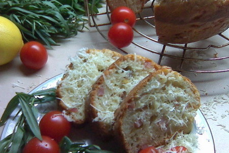 Фото к рецепту: Кекс закусочный на закваске с эстрагоном, фисташками, ветчиной и сыром