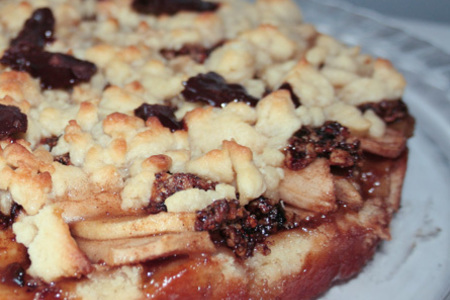 Фото к рецепту: Песочный пирог с яблоками, черносливом и миндалем.