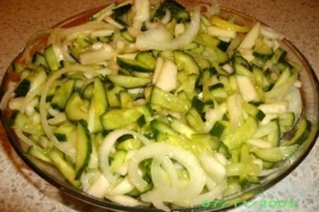 Фото к рецепту: Салат из огурцов