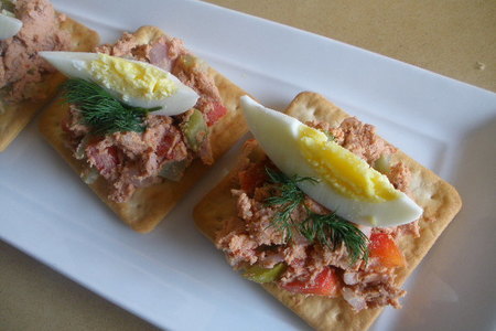 Крекеры-канапе с салатом из ливерной колбасы